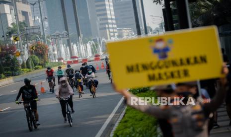 Warga mengendarai sepeda di Kawasan Khusus Pesepeda di Jalan Thamrin-Sudirman, Jakarta, Ahad (6/9). Angka positif Covid-19 di DKI Jakarta selama sepekan terakhir mencapai 13 persen, angka tersebut melampaui ambang batas Organisasi Kesehatan Dunia (WHO) yakni dibawah 5 persen. Republika/Thoudy Badai