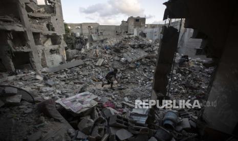  Pasukan Israel Bunuh Dua Orang Palestina di Tepi Barat. Foto:  Warga Palestina mencari di antara puing-puing sebuah bangunan di mana Khaled Mansour, seorang militan Jihad Islam terkemuka tewas menyusul serangan udara Israel di Rafah, Jalur Gaza selatan, Minggu, 7 Agustus 2022. Serangan udara Israel menewaskan seorang komandan senior militan Palestina. kelompok Jihad Islam, kata pihak berwenang hari Minggu, pemimpin keduanya dibunuh di tengah meningkatnya konflik lintas batas.