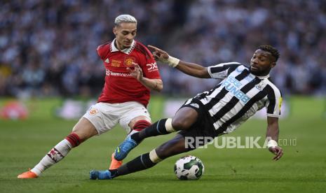 Antony Manchester United (kiri) berduel dengan Allan Saint Maximin dari Newcastle United pada laga final Piala Liga Inggris atau Carabao Cup  di Wembley Stadium, London, Inggris, Senin (27/2/2023). 