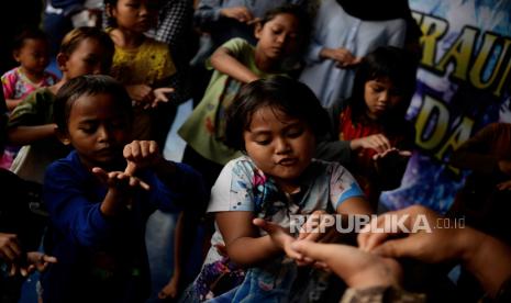 Sejumlah anak-anak korban kebakaran depo Pertamina Plumpang menjalani trauma healing di RPTRA Rasela, Rawa Badak, Jakarta, Sabtu (4/3/2023). Polda Metro Jaya bersama Direktorat Samapta (Ditsamapta) Polres Metro Jakarta Utara memberikan pelayanan pemulihan trauma (trauma healing) dengan mengerahkan tim kepada warga yang menjadi korban kebakaran Depo Pertamina Plumpang, Jakarta Utara.