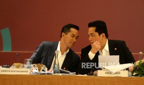 Anindya Bakrie (kiri) dan Erick Thohir.