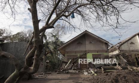 Kondisi rumah warga yang rusak di Dusun Kajar Kuning, Desa Sumberwuluh, Lumajang, Jawa Timur, Rabu (8/12). Hampir seluruh rumah di lokasi itu hancur akibat erupsi Gunung Semeru. Pemerintah berencana akan merelokasi permukiman warga terdampak letusan Gunung Semeru, terutama di kawasan rawan bencana, serta membangun kembali infrastruktur yang rusak.