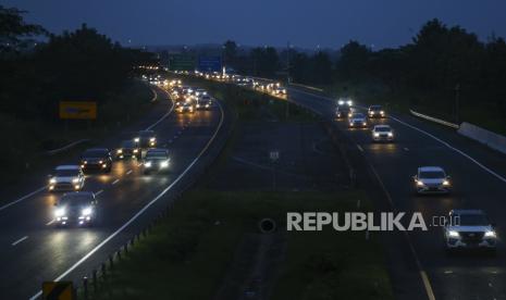 Kendaraan melintas satu arah menuju Cikampek di Tol Cikopo-Palimanan, Jawa Barat, Kamis (27/4/2023). Pada arus balik Lebaran 2023, Korps Lalu Lintas (Korlantas) Polri masih akan memperpanjang skema rekayasa lalu lintas satu arah di km 414 Tol Kalikangkung hingga km 72 Tol Cikampek hingga Kamis (27/4/2023) pukul 24.00 WIB. 