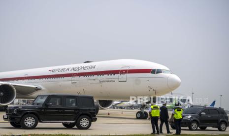 Anggota Pasukan Pengamanan Presiden melakukan simulasi pejemputan kepala negara peserta rombongan delegasi Konferensi Tingkat Tinggi (KTT) ASEAN ke-43 di Bandara Internasional Soekarno Hatta, Tangerang, Banten, Senin (28/8/2023). Simulasi tersebut dilakukan untuk memastikan kesiapan petugas mengawal tamu negara VVIP yang akan menghadiri  KTT ke-43 ASEAN di Jakarta. 