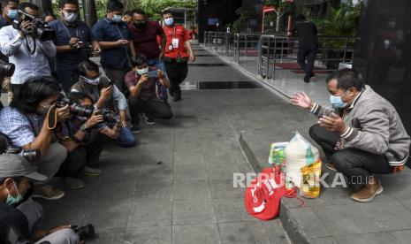 Koordinator Masyarakat Anti Korupsi Indonesia (MAKI) Boyamin Saiman menunjukkan sampel barang bukti berupa paket bantuan sosial (Bansos) COVID-19 kepada awak media yang akan diserahkan di Gedung Komisi Pemberantasan Korupsi (KPK), Jakarta, Rabu (16/12/2020). Berdasarkan penelusuran MAKI, paket Bansos COVID-19 yang disalurkan kepada masyarakat oleh Kementerian Sosial berupa 10 kilogram beras, dua liter minyak goreng, dua kaleng sarden 188 gram, satu kaleng roti biskuit kelapa 600 gram, satu susu bubuk kemasan 400 gram dan satu tas kain tersebut hanya seharga Rp188 ribu dari nominal yang seharusnya bernilai Rp300 ribu. 