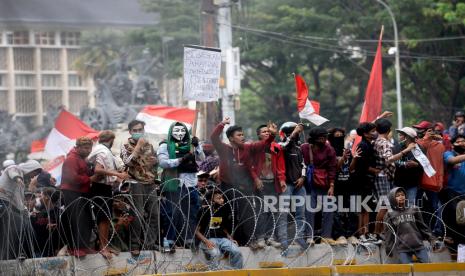 Massa mengikuti aksi tolak UU Cipta Kerja di sekitar kawasan Monas, Jakarta, Selasa (13/10).  