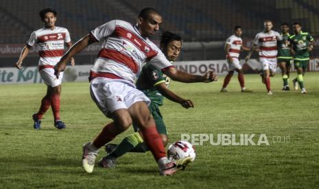 Penyerang Persebaya Surabaya Samsul Arif Munip (ketiga kanan) berebut bola dengan penyerang Madura United Bruno Da Silva Lopes (kedua kiri) dalam pertandingan lanjutan Grup C Piala Menpora 2021 di Stadion Si Jalak Harupat, Kabupaten Bandung, Ahad (28/3). Dalam pertandingan tersebut Persebaya Surabaya berhasil mengalahkan Madura United dengan Skor 2-1. Foto: Republika/Abdan Syakura