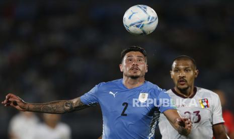  Pemain Uruguay Jose Gimenez (depan) dan pemain Venezuela Salomon Rondon berebut bola saat pertandingan sepak bola kualifikasi untuk Piala Dunia FIFA Qatar 2022 di stadion Centenario di Montevideo, Uruguay, Rabu (2/2/2022) pagi WIB.