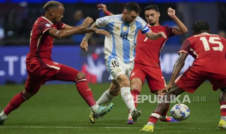 Pemain Argentina Lionel Messi berusaha melewati pemain Kanada dalam pertandingan sepak bola Grup A Copa America di Atlanta, Kamis (20/6/2024).