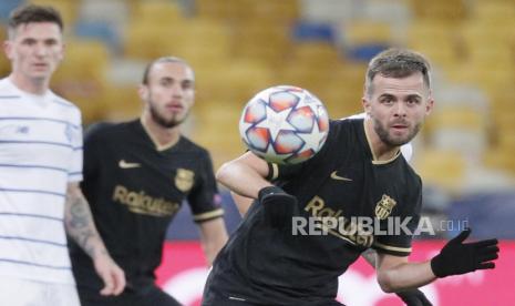 Miralem Pjanic (kanan).