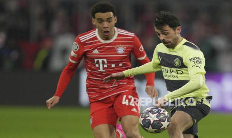 Pemain Bayern Munchen Jamal Musiala (kiri) 