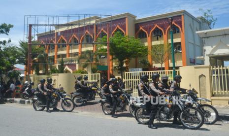 Polisi berpatroli  untuk mengantisipasi tawuran di Padang , Sumatera Barat, Senin (1/8/2022).