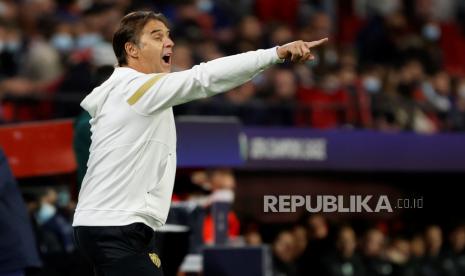 Pelatih Sevilla Julen Lopetegui saat memberi isyarat pada para pemainnya.