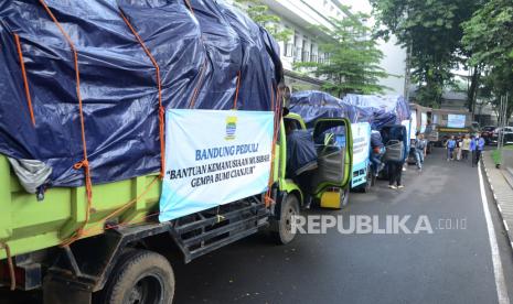 Sejumlah truk berisi bantuan untuk korban gempa di Kabupaten Cianjur siap diberangkatkan, di Plaza Balai Kota Bandung, Senin (28/11/2022). Pemkot Bandung menyalurkan bantuan dana dan barang senilai Rp 845 juta lebih kepada korban gempa di Kabupaten Cianjur. Dana tersebut berasal dari infaq dan sedekah para aparatur sipil negara (ASN) dan non-ASN di lingkungan Pemkot Bandung. Bantuan itu diharapkan dapat membantu meringankan penderitaan masyarakat yang terkena musibah.