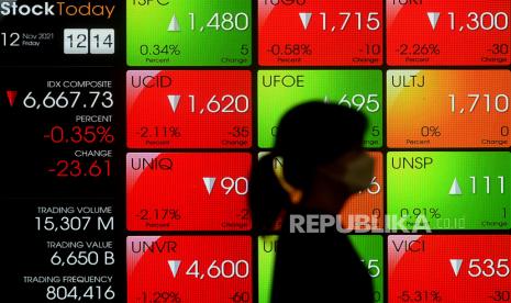 Indeks Harga Saham Gabungan (IHSG) dibuka di zona merah pada perdagangan hari ini, jumat (26/11). IHSG melemah ke posisi 6.688,56 setelah ditutup menguat pada perdagangan kemarin di level 6.699,34.