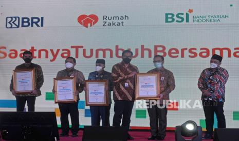 CEO Rumah Zakat Nur Efendi memberikan penghargaan Happiness Awards 2021.