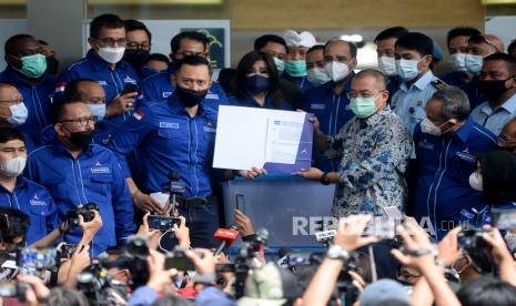 Ketua Umum Partai Demokrat Agus Harimurti Yudhoyono (AHY) menyerahkan berkas kepada Dirjen Administrasi Hukum Umum Kementerian Hukum dan HAM Cahyo Rahadian Muzhar usai menyambangi Kantor Direktorat jenderal Administrasi Hukum Umum Kementerian Hukum dan HAM, Kuningan Jakarta, Senin (8/3). Tujuan kedatangan AHY beserta jajaran pengurus tingkat daerah tersebut ingin menyampaikan pada Kemenkumham, jika kongres luar biasa (KLB) yang digelar kubu Moeldoko di Deli Serdang, Sumatera Utara (Sumut), ilegal.Prayogi/Republika.