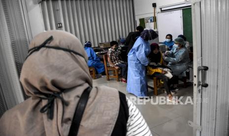 Petugas kesehatan menyuntikkan vaksin kepada anak usia sekolah dasar di SDS Dian Kencana, Jalan BKR, Kota Bandung, Kamis (12/11). Bertepatan dengan Hari Kesehatan Nasional, Pemerintah Kota Bandung melalui Dinas Kesehatan Kota Bandung melaksanakan Bulan Imunisasi Anak Sekolah dengan memberikan vaksin, Campak, Rubella, Difteri Tetanus dan Tetanus Difteri guna meningkatkan kesehatan dan terhindar dari penyakit. Foto: Abdan Syakura/Republika