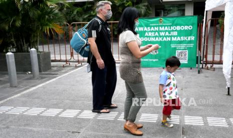 Pengunjung menikmati sore di jalur pedestrian Malioboro, Yogyakarta. Pada malam tahun, sistem buka tutup berlaku di sepanjang Malioboro.