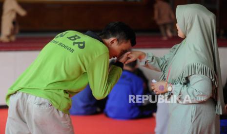 Warga binaan menyalami keluarganya yang datang menjenguk di Lembaga Pemasyarakatan (Lapas) Kelas II A Paledang, Kota Bogor, Jawa Barat, Sabtu (22/4/2023). Pada Hari Raya Idul Fitri 1444 Hijriah kali ini Lapas Kelas II A Paledang membuka kembali kunjungan bagi keluarga yang ingin menjenguk warga binaan setelah tiga tahun tidak melaksankan kegiatan tersebut akibat pandemi Covid-19. Setiap keluarga yang ingin menjenguk warga binaan diberikan batas waktu selama 30 menit dan maksimal tiga anggota keluarga. Sebanyak 576 dari 743 warga binaan menerima Remisi Khusus  Hari Raya Idul Fitri 1444 Hijriah.