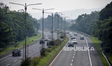 Kendaraan melintas di ruas Jalan Tol Pasteur, Kota Bandung, Jawa Barat. Jasa Marga sebut lebih dari 100 ribu kendaraan keluar dari Tol Pasteur sejak lebaran.