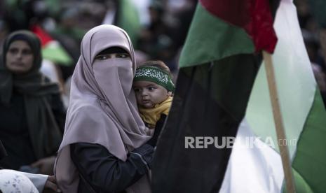 Pendukung gerakan Hamas Palestina menghadiri rapat umum untuk mendukung masjid al-Aqsa Yerusalem, di Kota Gaza, Sabtu, 1 Oktober 2022. Ribuan orang menghadiri rapat umum hari Sabtu, yang disebut