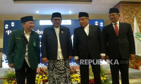 Ketua Dewan Pembina Islam Nusantara Foundation (INF) KH Said Aqil Siroj (dua kanan) berbincang dengan Ketua Umum Himpunan Sekolah dan Madrasah Islam Nusantara (HISMINU) KH Zainal Arifin Junaidi (kiri), Ketua Umum Lajnah Dakwah Islam Nusantara (LADISNU) KH Agus Salim (dua kiri) dan Ketua Umum Perkumpulan Penggerak Pemakmuran Masjid Indonesia (P3MI) KH Abdul Manan Ghani (kanan) dalam acara Pengukuhan Pengurus HISMINU, LADISNU dan P3MI di Jakarta, Ahad (27/11/2022). Dalam kesempatan tersebut KH Said Aqil Siroj menyampaikan pidato kebudayaan serta berharap HISMINU, LADISNU dan P3MI harus mampu menjadi Gerakan, menjadi advokator rakyat dan memihak pada kemajuan bangsa serta harus mampu menjadi pilar penyangga peradaban dunia berspirit Islam Nusantara. Republika/Prayogi 