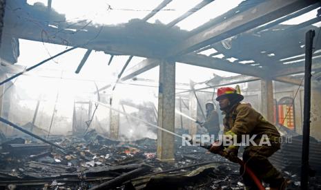 Petugas memadamkan sisa api saat kebakaran Pondok Pesantren Babul Maghfirah di desa Cot Keueng, kabupaten Aceh Besar, Aceh, Kamis (25/1/2024). Kebakaran tersebut menghanguskan dua gedung asrama pelajar Pondok Pesatren Babul Maghrifah dan dua pelajar mengalami cidera  karena melompat dari bangunan saat terjadi  kebakaran sementara sebagian buku pelajaran, pakaian dan lemari berhasil diselamatkan. ANTARA FOTO/Ampelsa/foc.