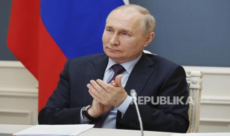 Presiden Rusia Vladimir Putin menghadiri upacara pemuatan bahan bakar nuklir di Pembangkit Listrik Tenaga Nuklir (PLTN) Akkuyu Turki, yang sedang dibangun di kota Buyukeceli, melalui tautan video di Moskow, Rusia, Kamis (27 /4/2023). Dalam pernyataannya yang dibacakan pada pertemuan Kelompok Visi Strategis Rusia-Dunia Islam pada Jumat (19/5/2023), Putin mengakui peran strategis Muslim Rusia dalam memperluas perdagangan internasional. 