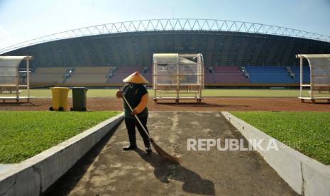 Petugas melakukan perawatan rutin di lapangan Stadion Gelora Sriwijaya Jakabaring Palembang, Sumatera Selatan, Minggu (28/6/2020). Stadion Gelora Sriwijaya Jakabaring Palembang menjadi salah satu dari enam stadion yang ditunjuk Persatuan Sepak Bola Seluruh Indonesia (PSSI) sebagai tuan rumah Piala Dunia U-20 Mei-Juni 2021 mendatang. ANTARA FOTO/Feny Selly/foc.