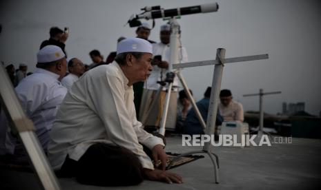 Umat muslim memantau hilal di Masjid Al-Musyariin, Jalan Basmol Raya, Jakarta Barat, Rabu (22/3/2023). Tim Lembaga Falakiyah Pondok Pesantren Al-Hidayah Basmol DKI Jakarta menentukan 1 Ramadhan 1444 Hijriah jatuh pada Kamis, 23 Maret 2023 setelah melihat hilal sekitar tujuh derajat. Sementara, Kementerian Agama menggelar pemantauan hilal awal Ramadhan 144 Hijriah di 124 lokasi di Indonesia dan empat lokask di DKI Jakarta.