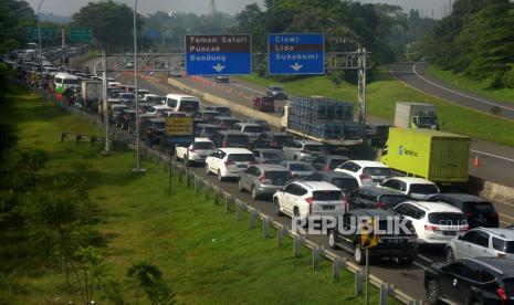 Kendaraan di Ruas Tol Jagorawi saat menuju kawasan Puncak, Ciawi, Bogor, Jawa Barat, Jumat (6/5/2022). Polres Bogor memprediksi puncak kepadatan kendaraan di kawasan Puncak Bogor terjadi hingga Ahad (8/5/2022). Rekayasa lalulintas sistem one way pun diberlaukan untuk mengurai kepadatan pada pagi dan siang hari selain itu juga telah disiapkan jalur alternatif bagi masyarakat. Prayogi/Republika.