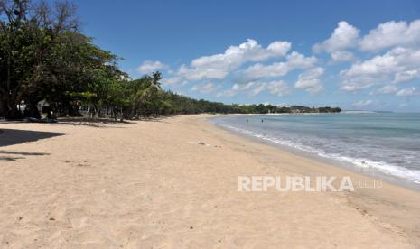 Suasana kawasan pariwisata Pantai Kuta yang tampak lengang di Badung, Bali, ilustrasi. Pemerintaj akan memberikan stimulus kepada pelaku usaha di sektor pariwisata pada kuartal III 2020.