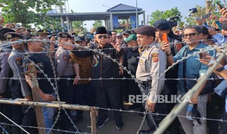 Tiga Rekomendasi Bahtsul Masail NU Jabar terkait Penyimpangan di Al Zaytun. Foto:  Pimpinan Mahad Al Zaytun, Panji Gumilang tengah berbicara dengan kepolisian, Kamis (16/6/2023).