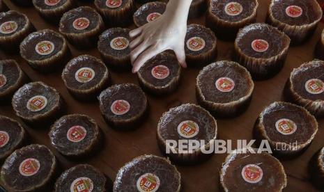 Jelang Imlek, Pedagang Mendulang Cuan dari Kue Keranjang