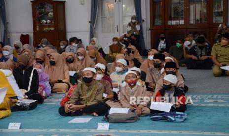 Anak-anak yatim hadir bersama keluarga besar, sejumlah ulama, pejabat ikut serta dalam doa bersama untuk putra sulung Gubernur Jawa Barat Ridwan Kamil, Emmeril Khan Mumtadz (Eril) di rumah dinas Gubernur Jawa Barat Gedung Pakuan, Kota Bandung. Senin (30/5). Hingga kini pihak keluarga masih menantikan kabar baik terkait musiibah yang menimpa Eril yang hilang di Sungai Aare di Bern, Swiss.