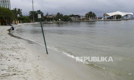 Pekerja membersihkan sampah di kawasan wisata Ancol, Jakarta, Selasa (16/2/2021). Menteri Kelautan dan Perikanan bersama Menteri Pariwisata dan Ekonomi Kreatif akan mengembangkan wisata bahari di Indonesia sebagai upaya membantu pemulihan ekonomi nasional akibat pandemi COVID-19. 