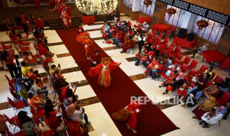 Sejumlah peserta memeragakan busana bernuansa Imlek saat mengikuti lomba peragaan busana di Kota Madiun, Jawa Timur, Ahad (5/2/2023). Lomba yang diikuti 63 peserta anak berumur 5-15 tahun tersebut dalam rangka perayaan Imlek dan Cap Go Meh 2574. 