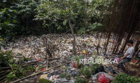 Warga melihat tumpukan sampah yang menyumbat aliran Sungai Kali Baru, Cibinong, Kabupaten Bogor, Jawa Barat, Ahad (22/8/2021). Kurangnya kesadaran masyarakat untuk membuang sampah pada tempatnya menyebabkan sampah terus menumpuk di sungai dan menjadi salah satu penyebab terjadinya banjir. 