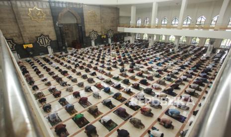 Kemenag Surakarta izinkan sholat Idul Adha di lapangan dengan catatan. Ilustrasi sholat dengan protokol Covid-19.