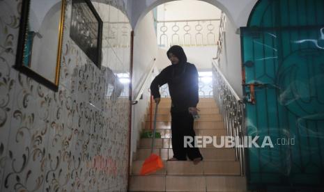 Relawan melakukan aksi Gerakan Bersih Masjid.