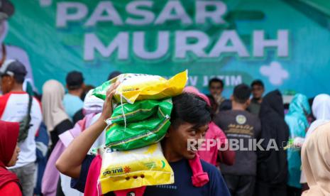 Warga memanggul beras yang dibeli pada Operasi pasar murah di Banyuwangi, Jawa Timur, Ahad (11/2/2024). Pasar murah yang menyediakan sembako seperti beras, minyak goreng, telur dan gula dengan harga di bawah harga pasar itu digelar oleh Dinas Perindustrian dan Perdagangan Pemprov Jawa Timur tersebut sebagai upaya stabilisasi harga kebutuhan pokok. 