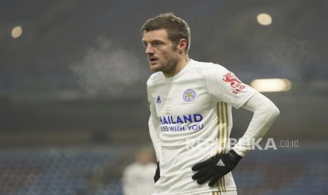 Jamie Vardy dari Leicester City menyaksikan pertandingan sepak bola Liga Premier Inggris antara Burnley dan Leicester City di stadion Turf Moor di Burnley, Inggris, Rabu, 3 Maret 2021. 