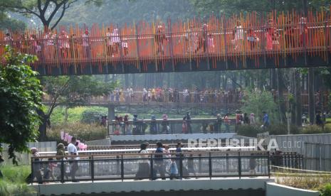 Pengunjung memadati Tebet Eco Park di Jakarta, Ahad (5/6/2022). Tebet Eco Park menjadi salah satu destinasi wisata warga Jakarta untuk menghabiskan waktu libur akhir pekan. 