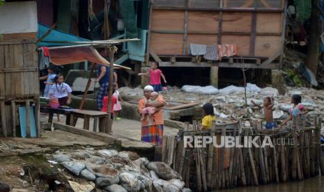 Warga beraktivitas di bantaran sungai Ciliwung, Manggarai, Jakarta, Senin (16/5/2023). 