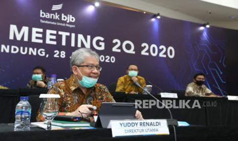 Direktur Utama Bank BJB Yuddy Renaldi memimpin Analyst Meeting Triwulan II 2020 Bank BJB, di Menara Bank BJB, Jalan Naripan, Kota Bandung, Selasa (28/7). Bank BJB menorehkan prestasi berhasil mempertahankan pertumbuhan positif sepanjang Triwulan II 2020. Pertumbuhan positif tersebut berhasil diperoleh berkat respon cepat perusahaan untuk beradaptasi dengan perubahan situasi bisnis saat pandemi.