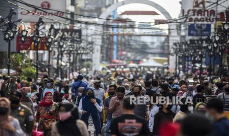 Sejumlah warga beraktivitas di pusat perbelanjaan di Jalan Dalem Kaum, Kota Bandung, Senin (3/5). Jelang Hari Raya Idul Fitri 1442 H, sejumlah pusat perbelanjaan di kawasan tersebut mulai ramai dikunjungi warga untuk berbelanja kebutuhan lebaran. Foto: Republika/Abdan Syakura