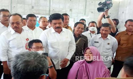 Menteri Agraria dan Tata Ruang/ Badan Pertanahan Nasional (ATR/BPN), Hadi Tjahjanto berdialog dengan warga saat meninjau proses Pemberian Uang Ganti Kerugian dan Pelepasan Hak Atas Tanah Tahap II untuk Pembangunan Jalan Tol Bawen-Yogya, di Balai Desa Kandangan, Kecamatan Bawen, Kabupaten Semarang, Rabu (10/5).