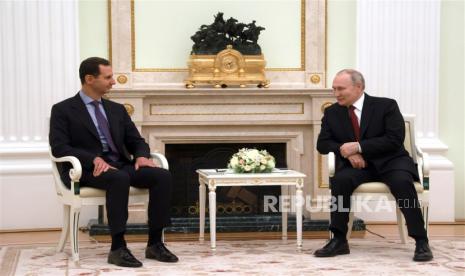  Presiden Rusia Vladimir Putin (kanan) berbicara dengan Presiden Suriah Bashar al-Assad saat pertemuan mereka di Kremlin di Moskow, Rusia, Rabu (15/3/2023). Otoritas Rusia dan Suriah terus berhubungan, berkat militer Rusia di negara ini, kemajuan signifikan telah dibuat dalam perang melawan terorisme, kata Putin. Al-Assad menyatakan dukungan untuk operasi militer khusus Rusia di Ukraina.