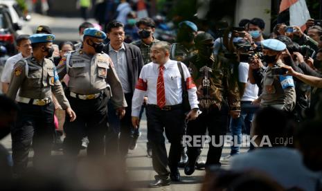 Pengacara keluarga mendiang Brigadir J, Kamaruddin Simanjuntak tiba di area rumah dinas mantan Kadiv Propam Irjen Ferdy Sambo sebelum rekonstruksi digelar di Kompleks Polri Duren Tiga, Jalan Duren Tiga Utara I, Jakarta Selatan, Selasa (30/8/2022). Bareskrim Polri menggelar rekonstruksi kasus dugaan pembunuhan Brigadir J di dua lokasi yakni di rumah dinas dan rumah pribadi Irjen Ferdy Sambo dengan menghadirkan lima tersangka diantaranya Ferdy Sambo, Putri Chandrawathi, Bharada Richard Eliezer atau Bharada E, Bripka Ricky Rizal atau RR, serta Kuat Maruf. Republika/Thoudy Badai